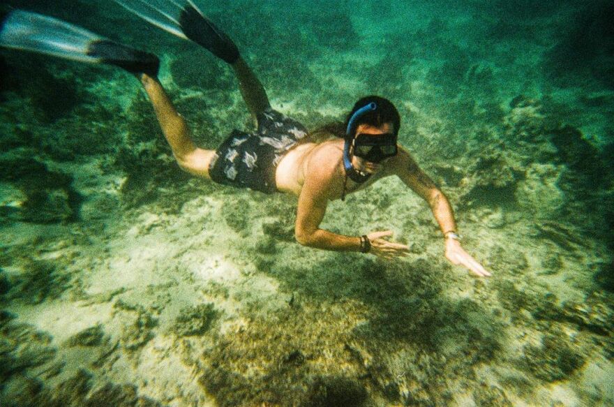 Ο Άγγελος Λάτσιος φωτογραφίζεται κάτω από το νερό