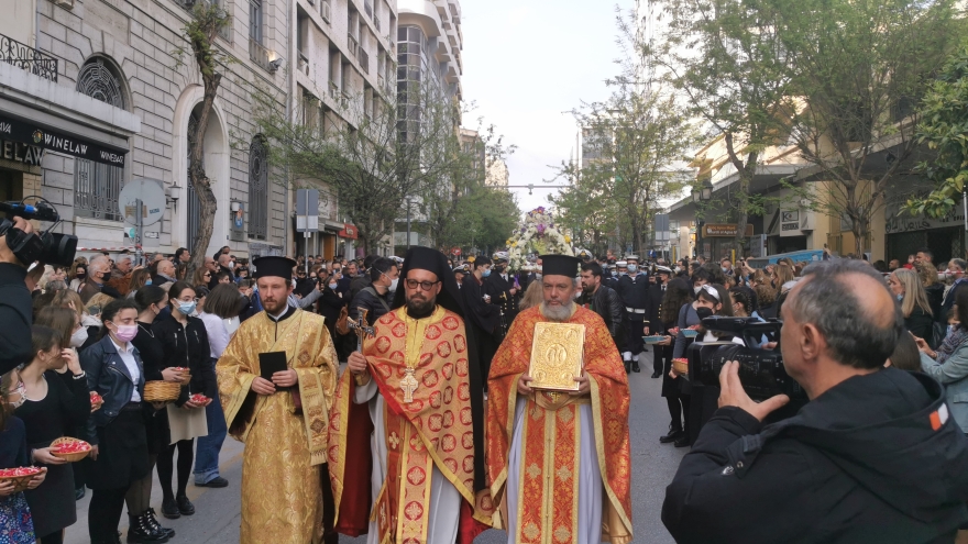 Ξεκίνησε η περιφορά του πρώτου Επιταφίου στη Θεσσαλονίκη