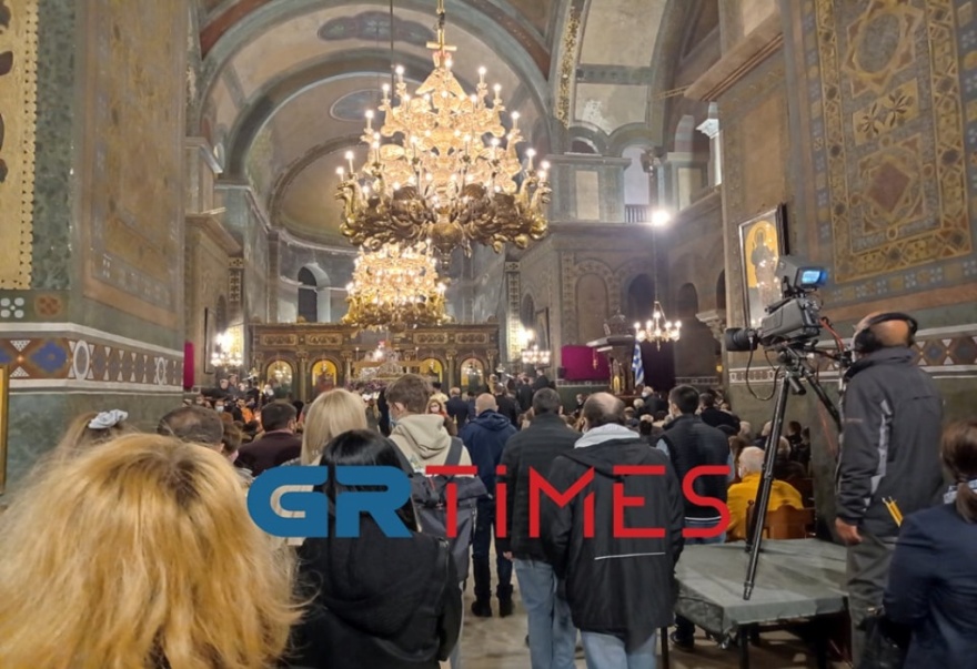 Χιλιάδες πιστοί στην περιφορά των Επιταφίων στη Θεσσαλονίκη