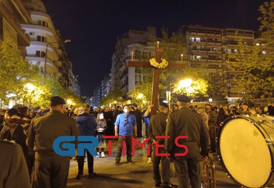 Χιλιάδες πιστοί στην περιφορά των Επιταφίων στη Θεσσαλονίκη
