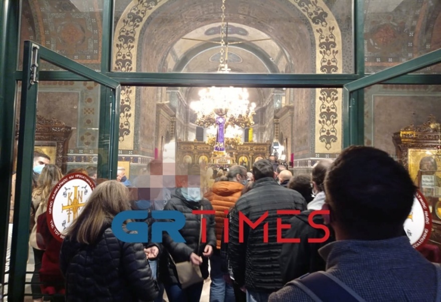 Χιλιάδες πιστοί στην περιφορά των Επιταφίων στη Θεσσαλονίκη