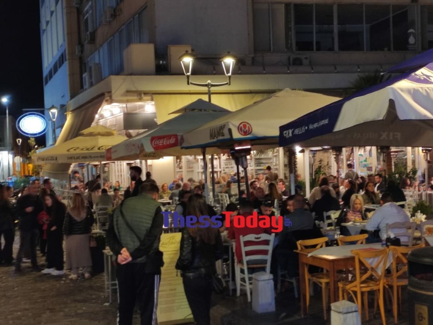 Θεσσαλονίκη: Μετά τον Επιτάφιο, πλημμύρησαν με κόσμο τα Λαδάδικα