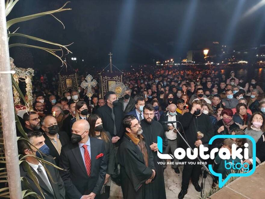 Λουτράκι: Λαοθάλασσα στην περιφορά των Επιταφίων - Δείτε βίντεο