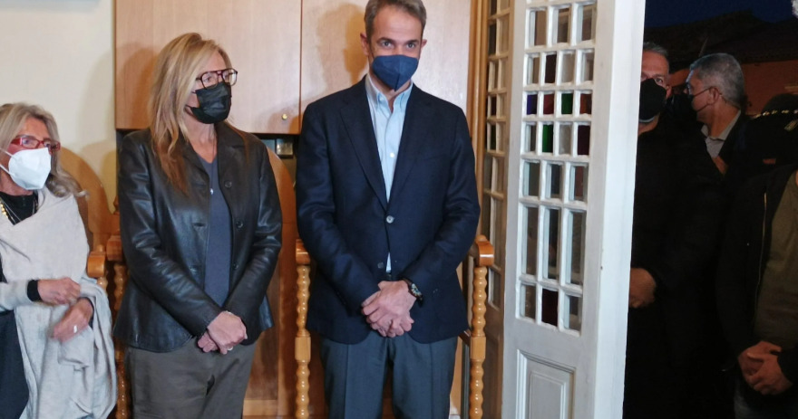 Στα Χανιά για την ακολουθία του Eπιταφίου ο Κυριάκος Μητσοτάκης - Δείτε βίντεο