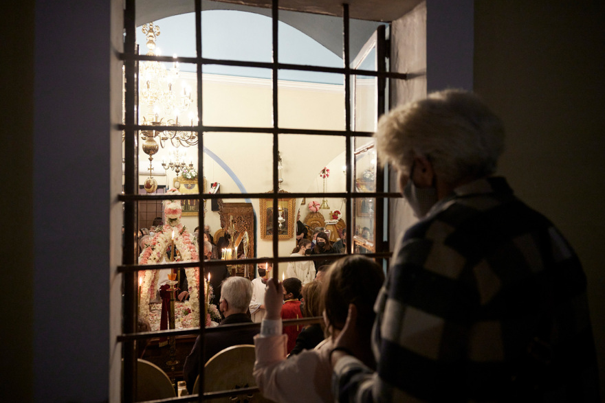 Στα Χανιά για την ακολουθία του Eπιταφίου ο Κυριάκος Μητσοτάκης - Δείτε βίντεο