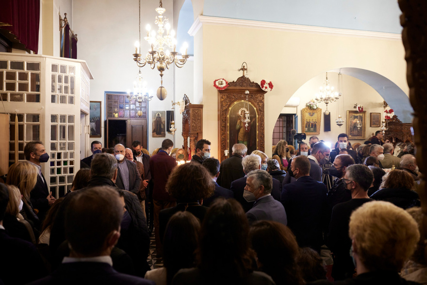 Στα Χανιά για την ακολουθία του Eπιταφίου ο Κυριάκος Μητσοτάκης - Δείτε βίντεο