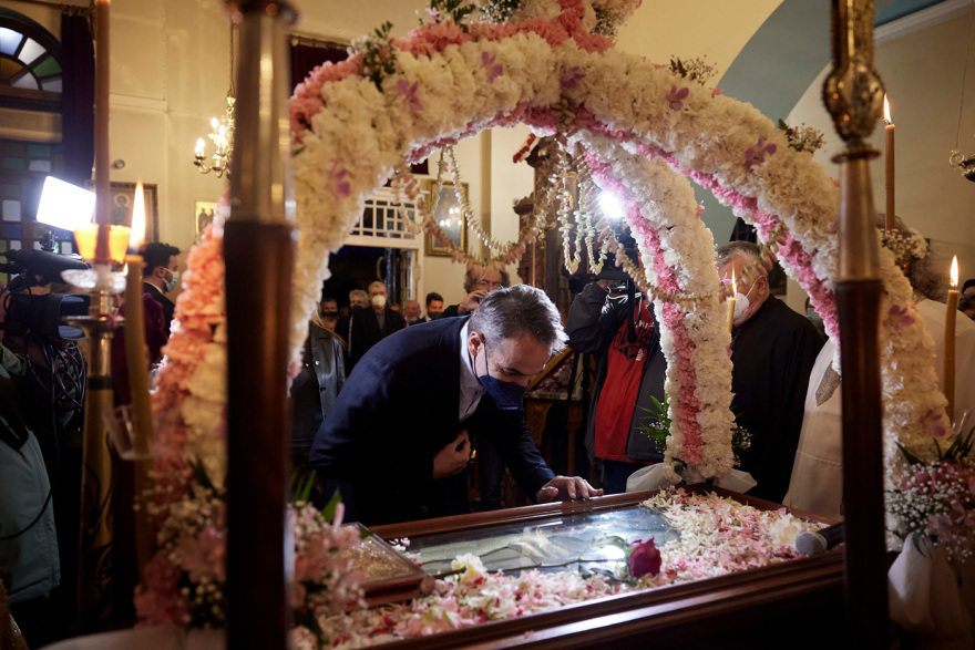 Στα Χανιά για την ακολουθία του Eπιταφίου ο Κυριάκος Μητσοτάκης - Δείτε βίντεο