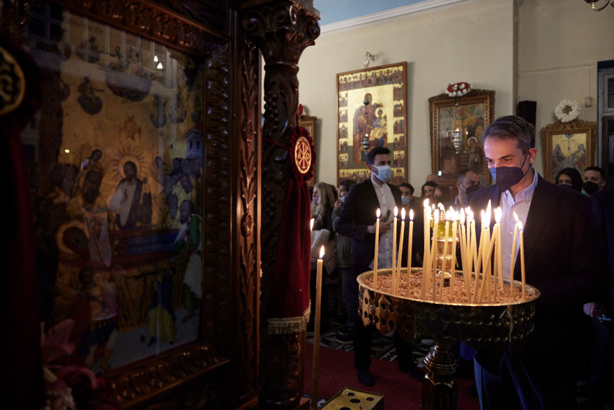 Στα Χανιά για την ακολουθία του Eπιταφίου ο Κυριάκος Μητσοτάκης - Δείτε βίντεο