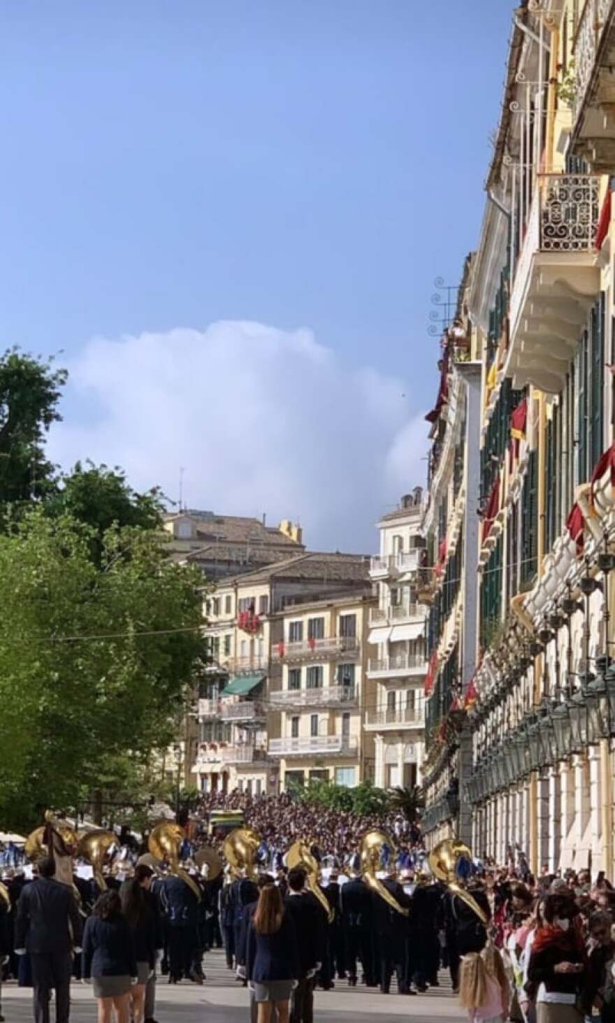 Πάσχα 2022: Η θεαματική πρώτη Ανάσταση στην Κέρκυρα - Χιλιάδες κόσμου αναβίωσαν το έθιμο των Μπότηδων