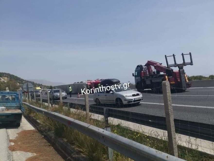 Κίνηση στους δρόμους: Μεγάλο μποτιλιάρισμα στην Αθηνών-Κορίνθου στο ύψος της Κινέτας - Ανετράπη νταλίκα