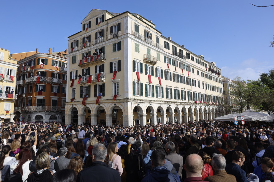 Πάσχα 2022: Η θεαματική πρώτη Ανάσταση στην Κέρκυρα - Χιλιάδες κόσμου αναβίωσαν το έθιμο των Μπότηδων