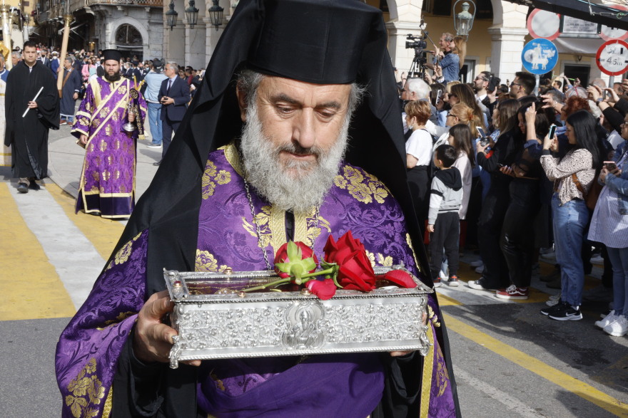 Πάσχα 2022: Η θεαματική πρώτη Ανάσταση στην Κέρκυρα - Χιλιάδες κόσμου αναβίωσαν το έθιμο των Μπότηδων