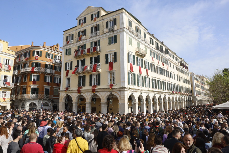 Πάσχα 2022: Η θεαματική πρώτη Ανάσταση στην Κέρκυρα - Χιλιάδες κόσμου αναβίωσαν το έθιμο των Μπότηδων