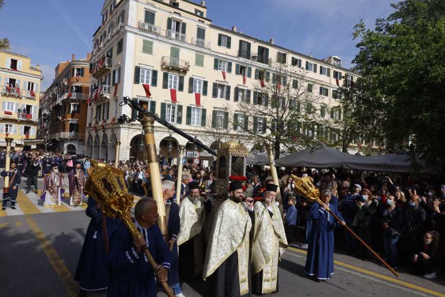 Πάσχα 2022: Η θεαματική πρώτη Ανάσταση στην Κέρκυρα - Χιλιάδες κόσμου αναβίωσαν το έθιμο των Μπότηδων