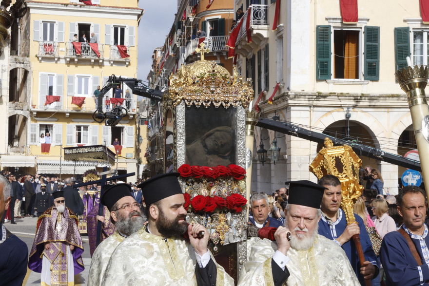 Πάσχα 2022: Η θεαματική πρώτη Ανάσταση στην Κέρκυρα - Χιλιάδες κόσμου αναβίωσαν το έθιμο των Μπότηδων