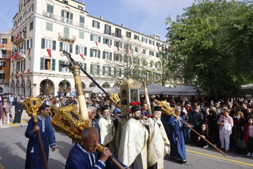 Πάσχα 2022: Η θεαματική πρώτη Ανάσταση στην Κέρκυρα - Χιλιάδες κόσμου αναβίωσαν το έθιμο των Μπότηδων