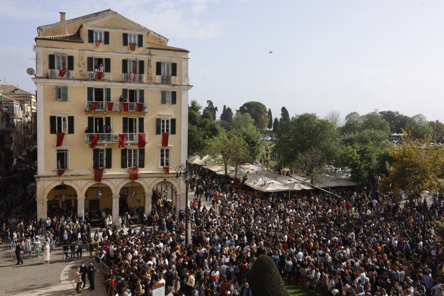 Πάσχα 2022: Η θεαματική πρώτη Ανάσταση στην Κέρκυρα - Χιλιάδες κόσμου αναβίωσαν το έθιμο των Μπότηδων