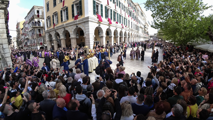Πάσχα 2022: Η θεαματική πρώτη Ανάσταση στην Κέρκυρα - Χιλιάδες κόσμου αναβίωσαν το έθιμο των Μπότηδων