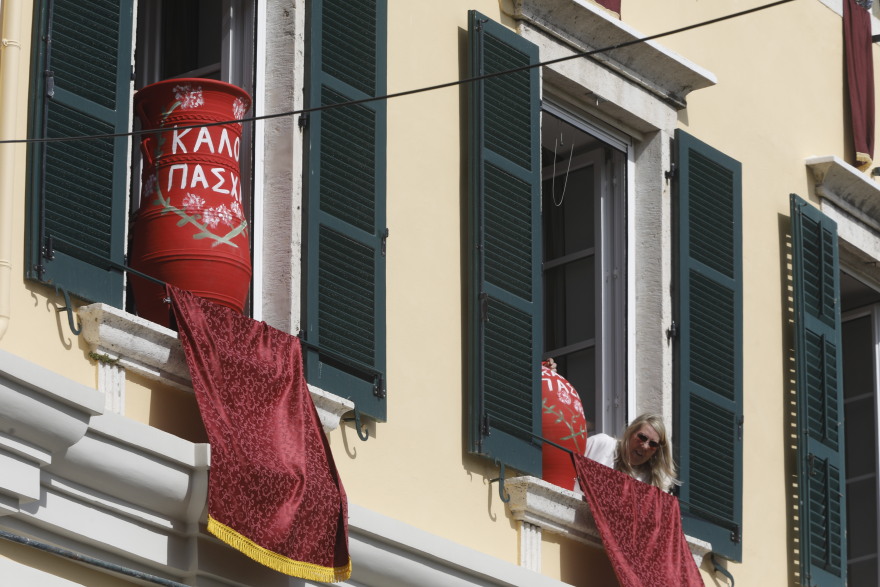 Πάσχα 2022: Η θεαματική πρώτη Ανάσταση στην Κέρκυρα - Χιλιάδες κόσμου αναβίωσαν το έθιμο των Μπότηδων