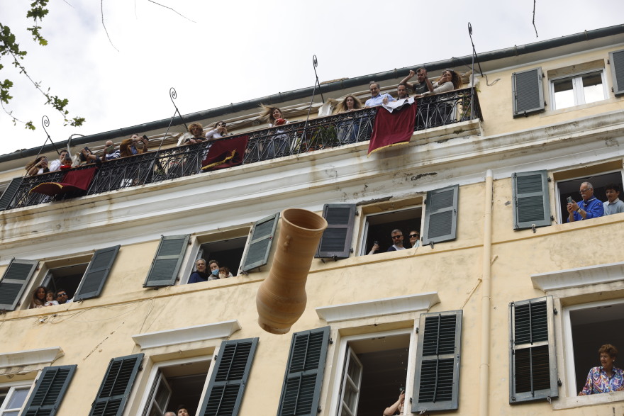 Πάσχα 2022: Η θεαματική πρώτη Ανάσταση στην Κέρκυρα - Χιλιάδες κόσμου αναβίωσαν το έθιμο των Μπότηδων