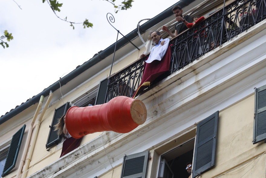 Πάσχα 2022: Η θεαματική πρώτη Ανάσταση στην Κέρκυρα - Χιλιάδες κόσμου αναβίωσαν το έθιμο των Μπότηδων