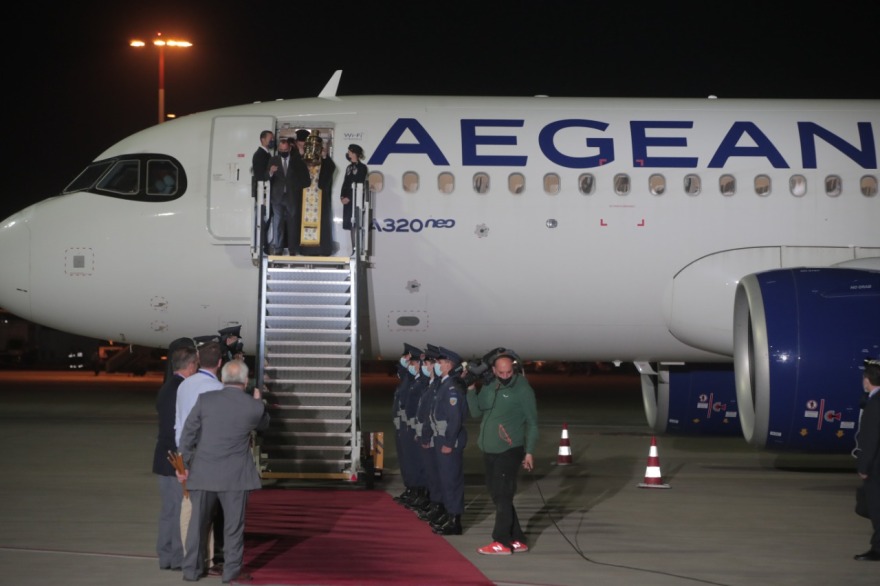 Άγιο Φως: Ολοκληρώθηκε η άφιξη και η μεταφορά του σε 7 πόλεις της Ελλάδας από την AEGEAN