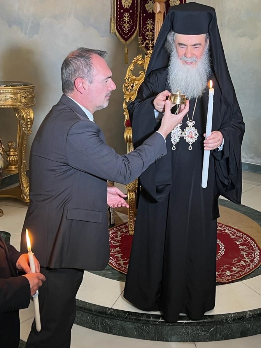 Άγιο Φως: Έφτασε στην Ελλάδα από τα Ιεροσόλυμα