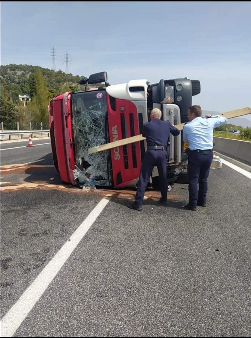 Φωτογραφίες από το ατύχημα στην Εθνική που προκάλεσε το μποτιλιάρισμα – Τι λέει διασώστρια του ΕΚΑΒ
