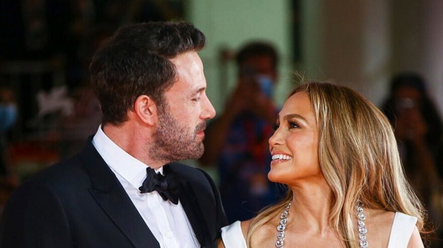 Ο Μπεν Άφλεκ αρνείται ότι φλέρταρε ξανθιά καλλονή λίγο πριν τα ξαναβρεί με τη Λόπεζ