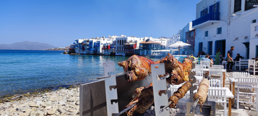 Μύκονος: Ειδυλλιακές εικόνες με... τον οβελία να ψήνεται δίπλα στο κύμα