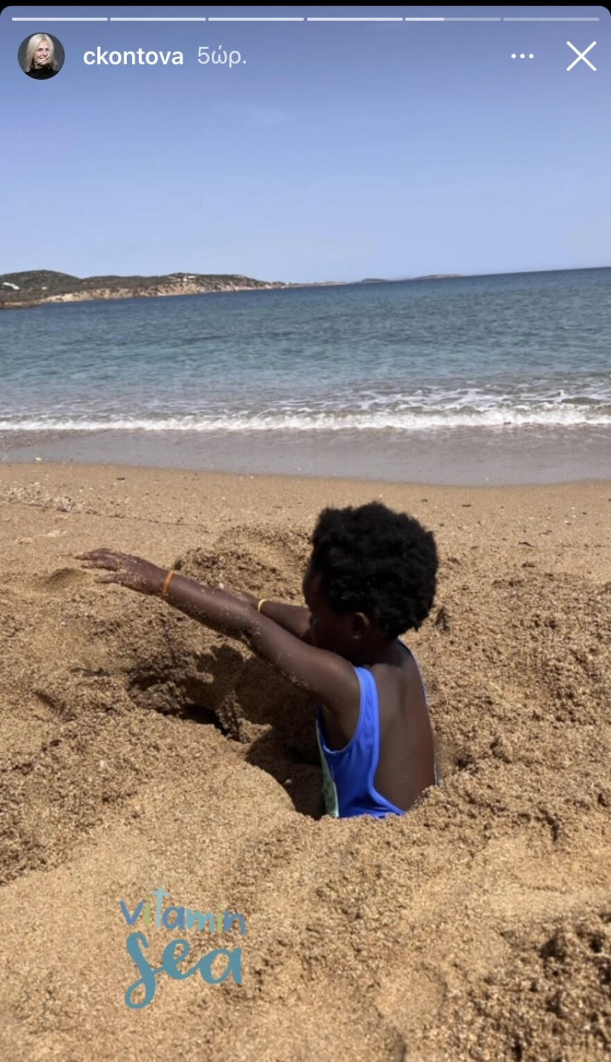 Η Χριστίνα Κοντοβά απολαμβάνει τη θάλασσα με την κόρη της