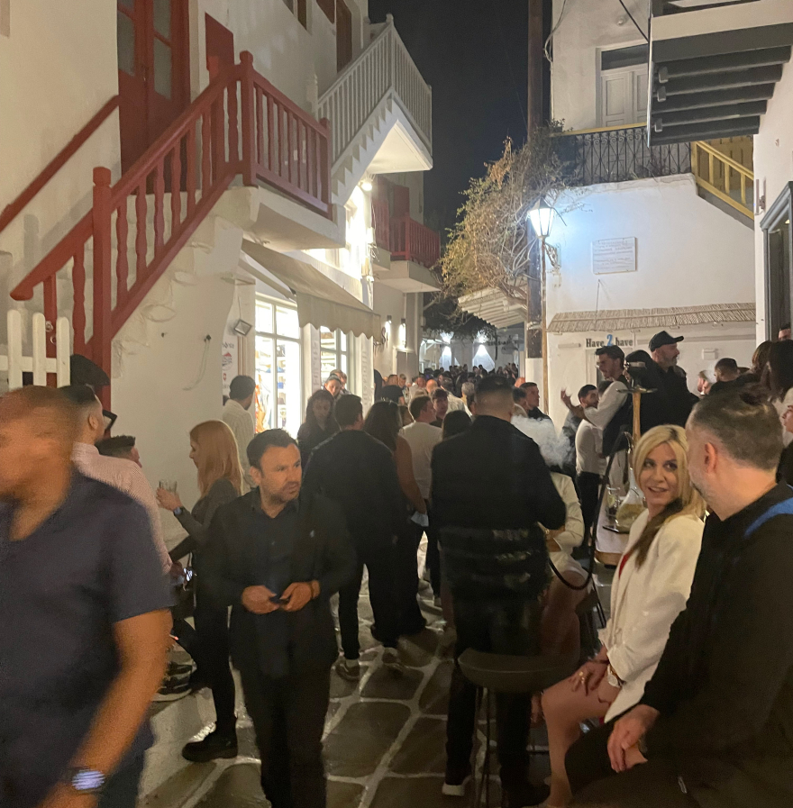 Μύκονος: Εντυπωσιακές παρουσίες σε Ματογιάννια και Μικρή Βενετία  - Οικονομόπουλος και Σπανούλης έκαναν βόλτες