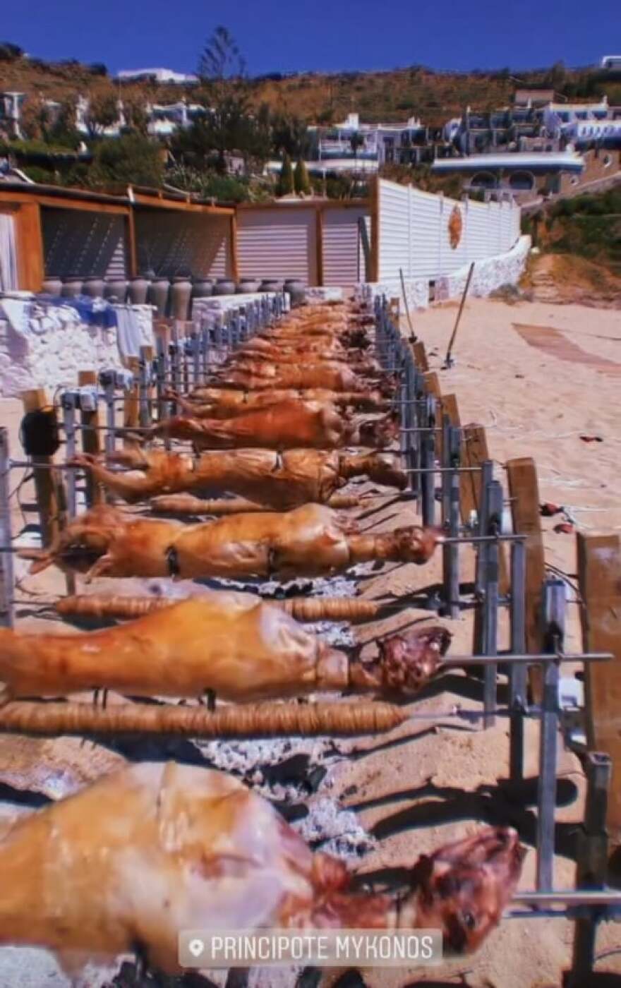 Μύκονος: Ειδυλλιακές εικόνες με... τον οβελία να ψήνεται δίπλα στο κύμα