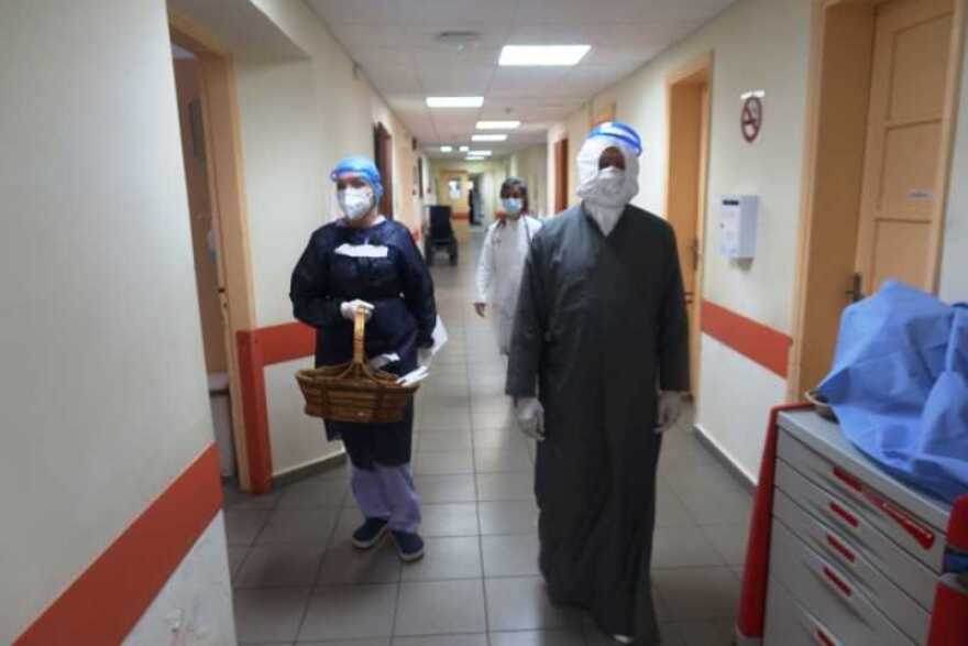 Σύρος: Ο Μητροπολίτης Δωρόθεος Β' με ειδική στολή στην κλινική Covid-19 του Νοσοκομείου (φωτογραφίες)