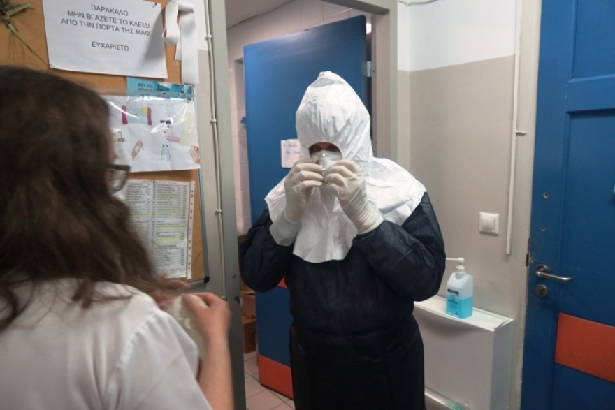 Σύρος: Ο Μητροπολίτης Δωρόθεος Β' με ειδική στολή στην κλινική Covid-19 του Νοσοκομείου (φωτογραφίες)