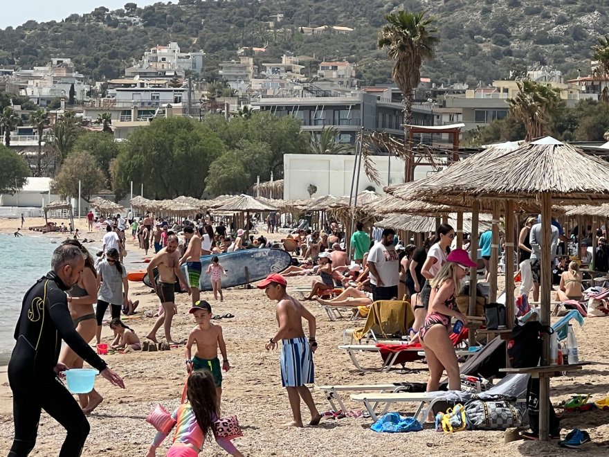 «Καλοκαιρινό» Πάσχα και μπάνια στη θάλασσα: Απόδραση στη Βάρκιζα για όσους έμειναν πίσω...