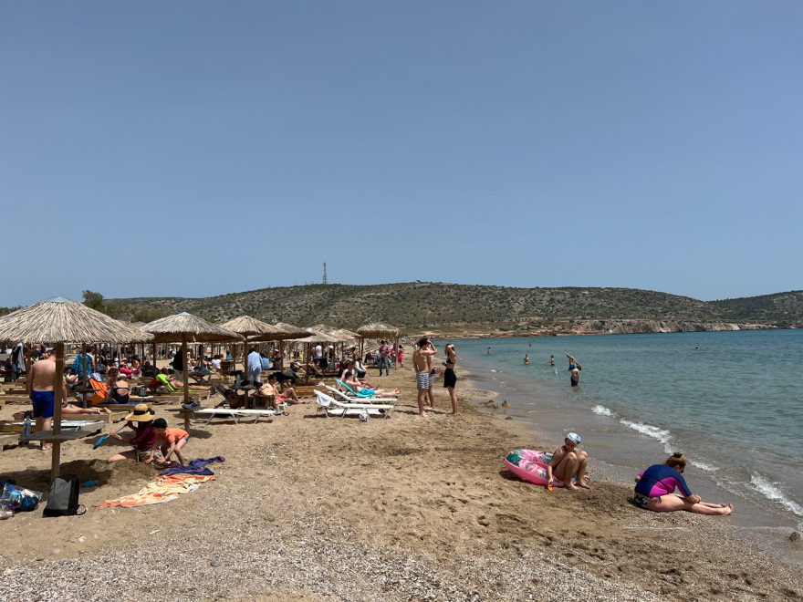 «Καλοκαιρινό» Πάσχα και μπάνια στη θάλασσα: Απόδραση στη Βάρκιζα για όσους έμειναν πίσω...