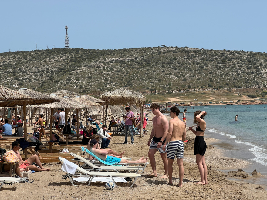 «Καλοκαιρινό» Πάσχα και μπάνια στη θάλασσα: Απόδραση στη Βάρκιζα για όσους έμειναν πίσω...