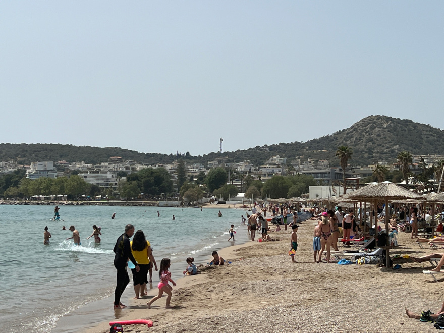 «Καλοκαιρινό» Πάσχα και μπάνια στη θάλασσα: Απόδραση στη Βάρκιζα για όσους έμειναν πίσω...