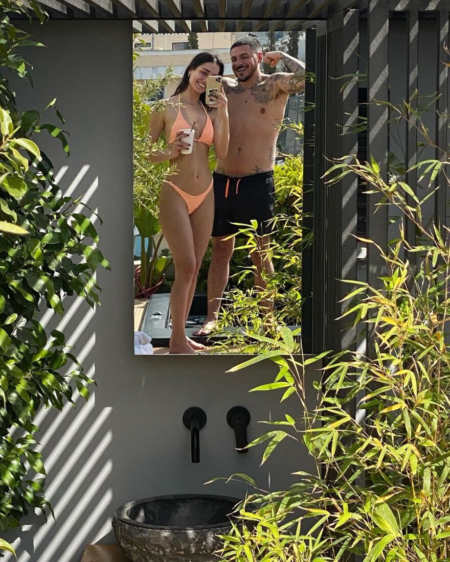 Ο Stan δημοσίευσε για πρώτη φορά, φωτογραφίες με τη σύντροφό του 