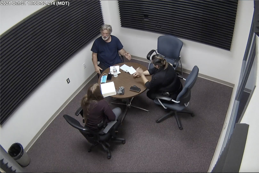 Φάκελος «Rust»: Στη δημοσιότητα φωτογραφίες από την ανάκριση του Μπάλντουιν και τη σκηνή του εγκλήματος