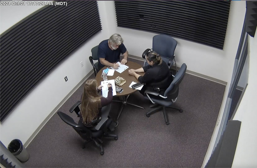 Φάκελος «Rust»: Στη δημοσιότητα φωτογραφίες από την ανάκριση του Μπάλντουιν και τη σκηνή του εγκλήματος