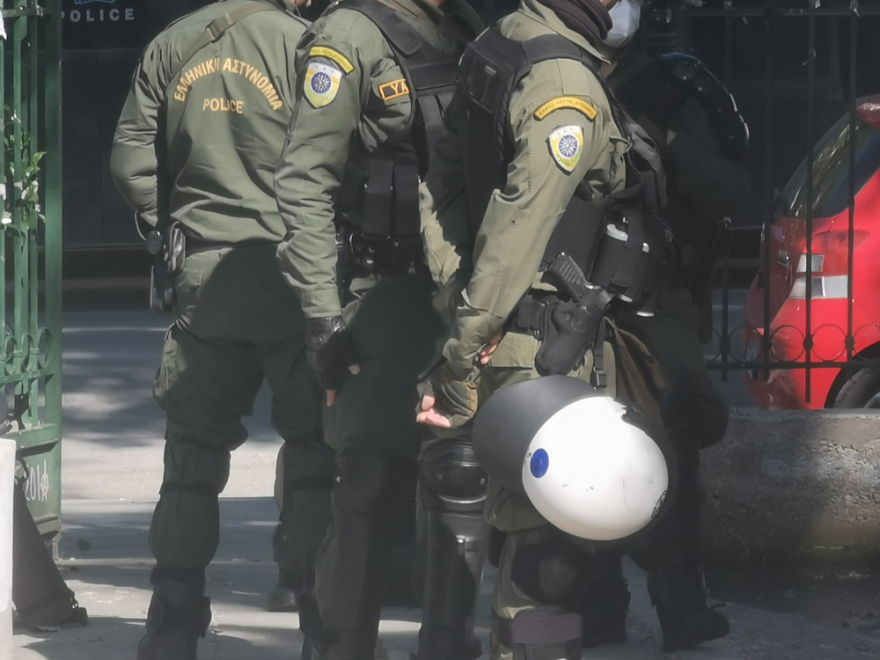 Ζωγράφισαν γκράφιτι με παραποιημένο το λογότυπο του ΑΠΘ έξω από τη Σχολή Θετικών Επιστημών