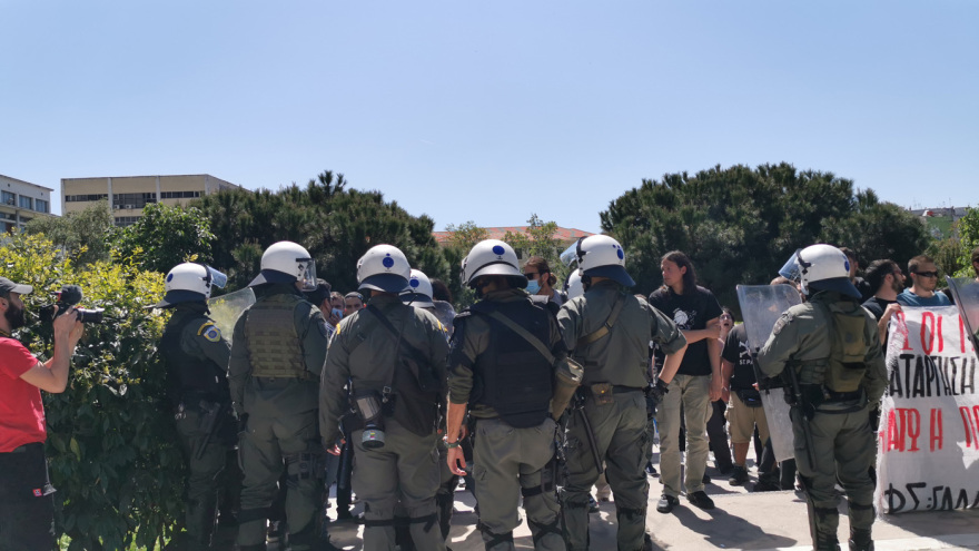 Θεσσαλονίκη: Με αποδοκιμασίες και συνθήματα η αποχώρηση της αστυνομίας από το ΑΠΘ