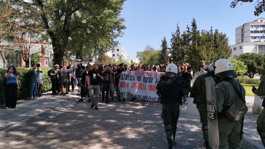 Θεσσαλονίκη: Με αποδοκιμασίες και συνθήματα η αποχώρηση της αστυνομίας από το ΑΠΘ