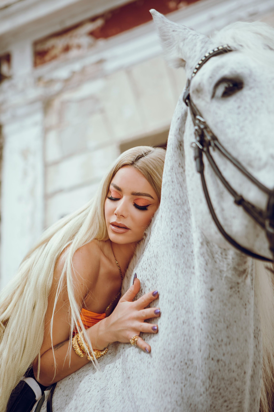 Josephine: Οι φωτογραφίες από τα backstage του νέου της βίντεοκλιπ, «Tilefono»