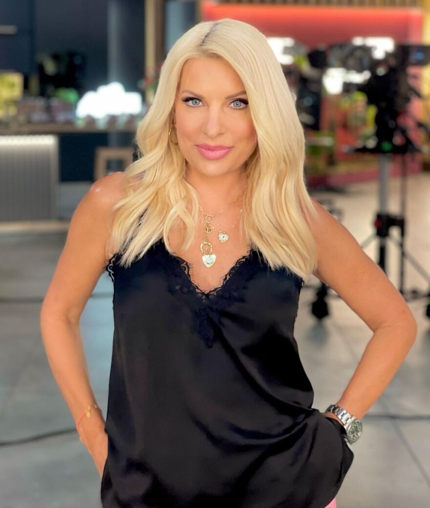 Η Ελένη Μενεγάκη επέστρεψε μαυρισμένη από τις διακοπές του Πάσχα