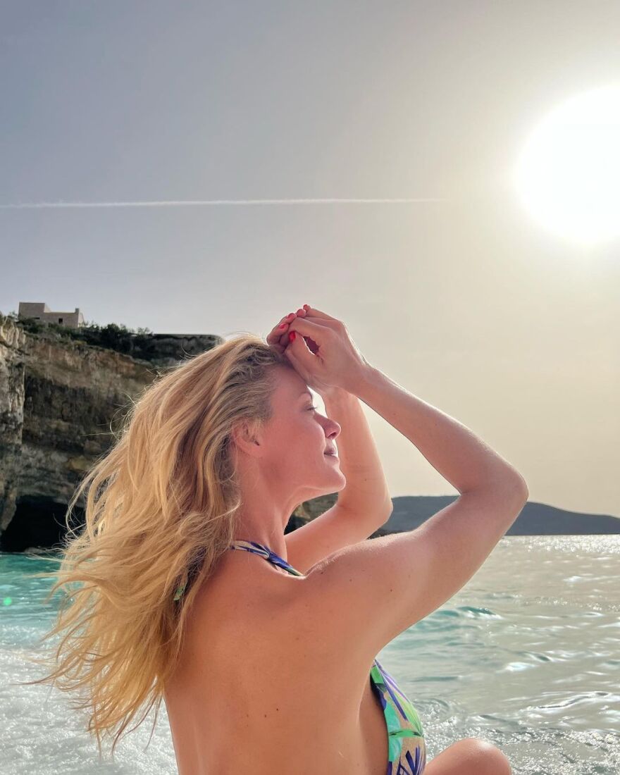 Η Ζέτα Μακρυπούλια έκανε τις πρώτες της βουτιές στη θάλασσα