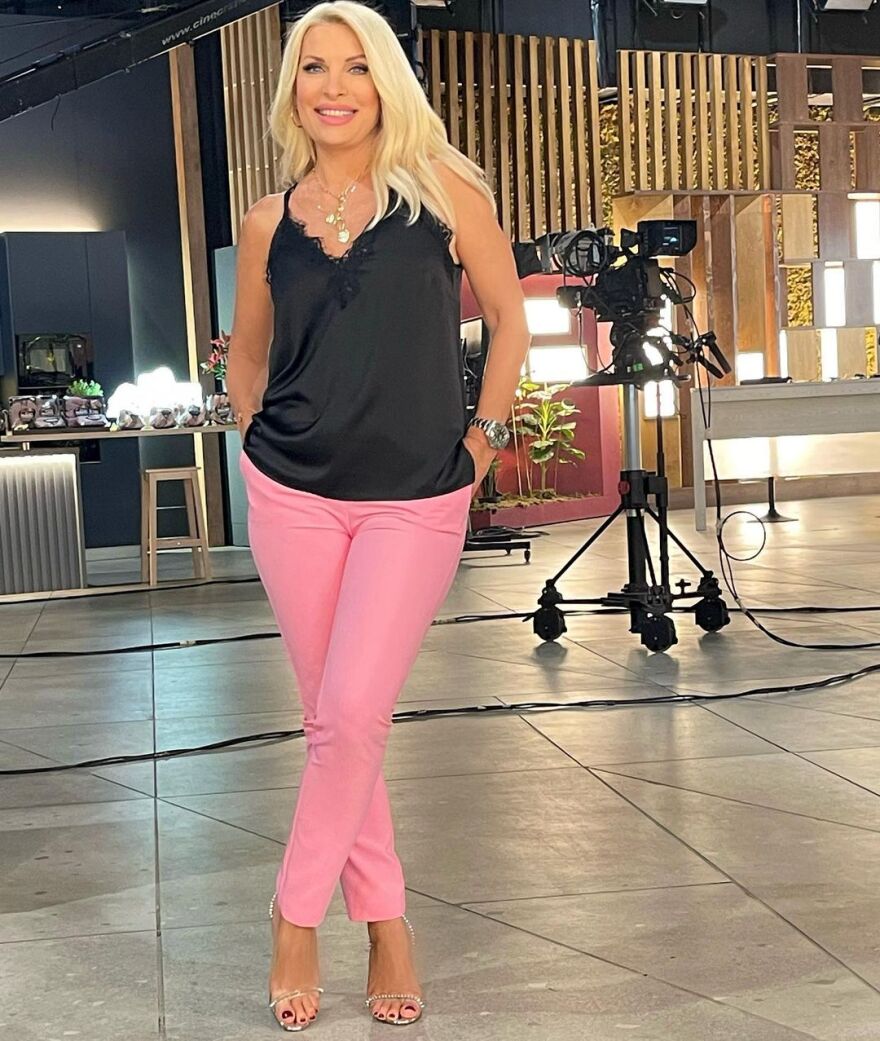 Η Ελένη Μενεγάκη επέστρεψε μαυρισμένη από τις διακοπές του Πάσχα