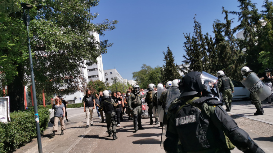 ΑΠΘ: Ξύλο μεταξύ φοιτητών και αποδοκιμασίες κατά την αποχώρηση της Αστυνομίας - Δείτε βίντεο